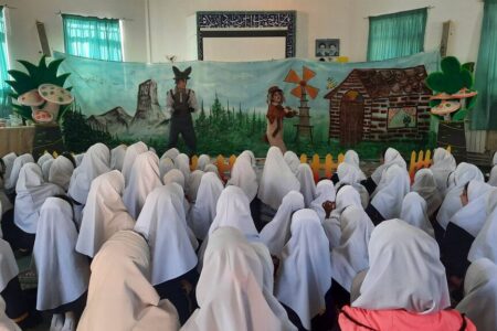 نمایش عروسکی «ونوش و کوهستان» با استقبال دانش‌آموزان در تنکابن اجرا شد