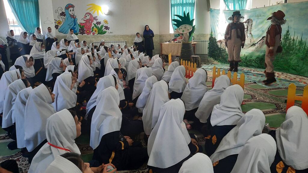 1366173-1 نمایش عروسکی «ونوش و کوهستان» با استقبال دانشآموزان در تنکابن اجرا شد