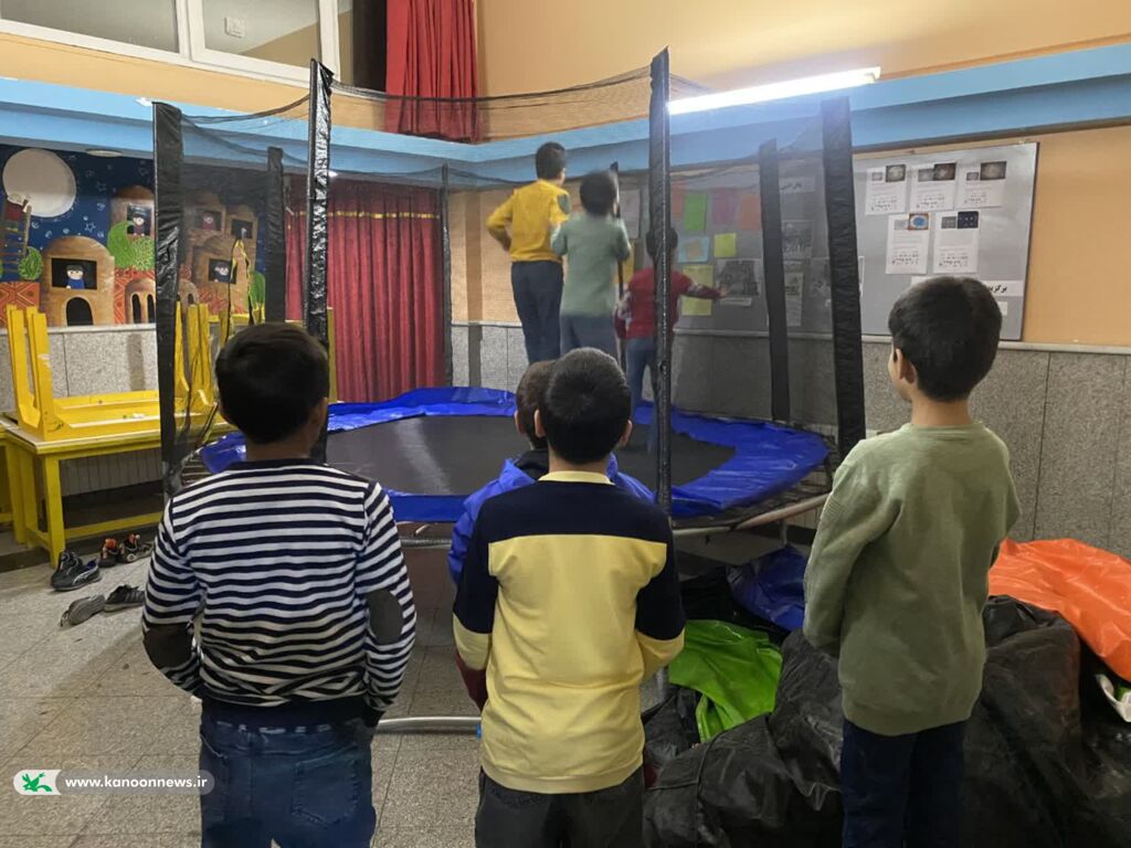 1366189-1 کودکان مرکز «ثمینتاب» زنجان در شبی نجومی به تماشای ماه نشستند