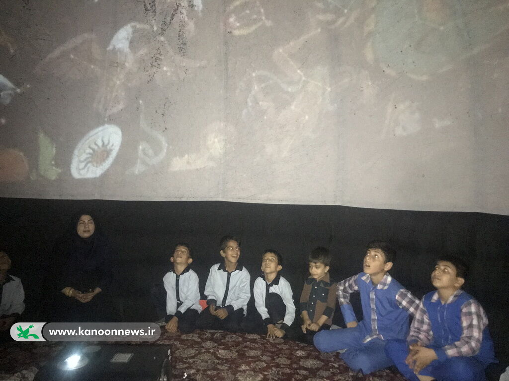 1366237-1 روز علمی بچه های دهنو در کنار کتابخانه سیار تنگستان