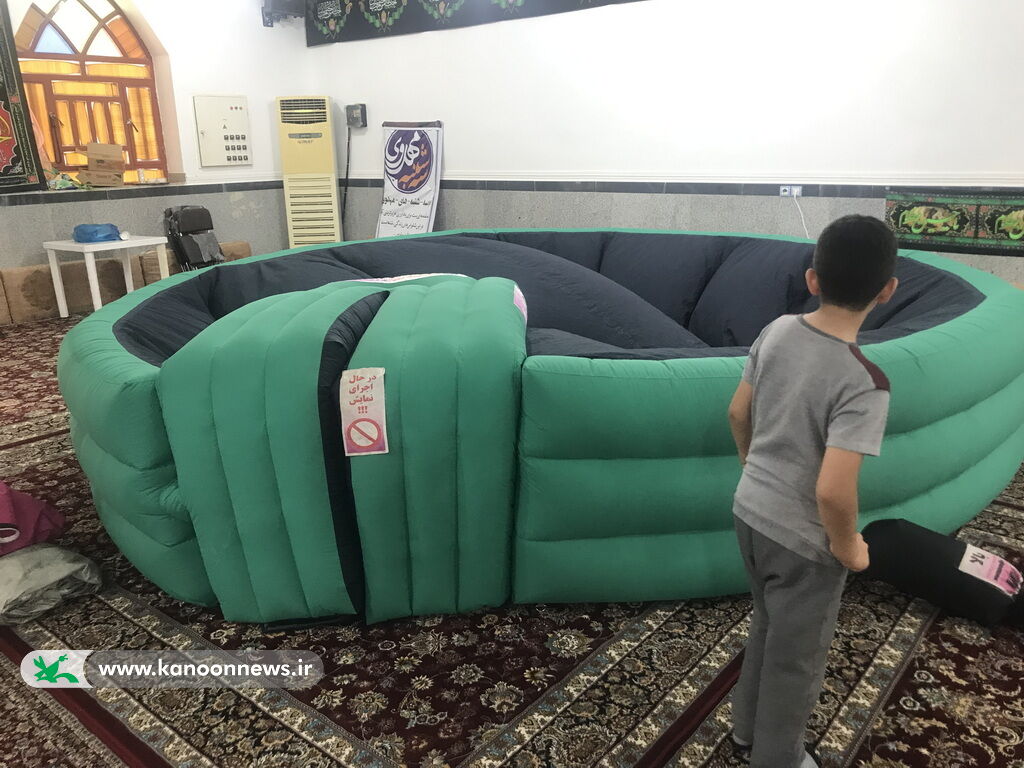 1366239-1 روز علمی بچه های دهنو در کنار کتابخانه سیار تنگستان