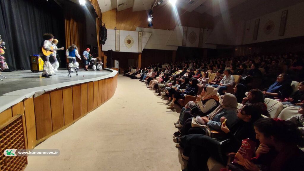 1366295-1 اجرای نمایش «دورهگردها» توسط گروه «عموهای فیتیلهای» در سنندج با استقبال پرشور کودکان و خانوادهها