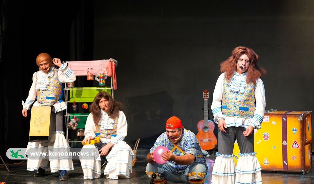 1366296-1 اجرای نمایش «دورهگردها» توسط گروه «عموهای فیتیلهای» در سنندج با استقبال پرشور کودکان و خانوادهها