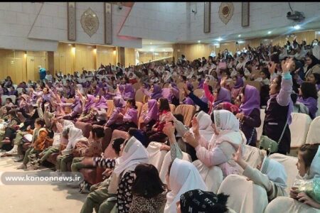 اجرای نمایش «دوره‌گردها» توسط گروه «عموهای فیتیله‌ای» در سنندج با استقبال پرشور کودکان و خانواده‌ها