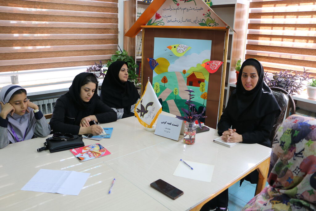 1366319-1 نشست قصهگویی در مجتمع فرهنگیهنری سمنان با حضور خانوادهها و اعضا برگزار شد