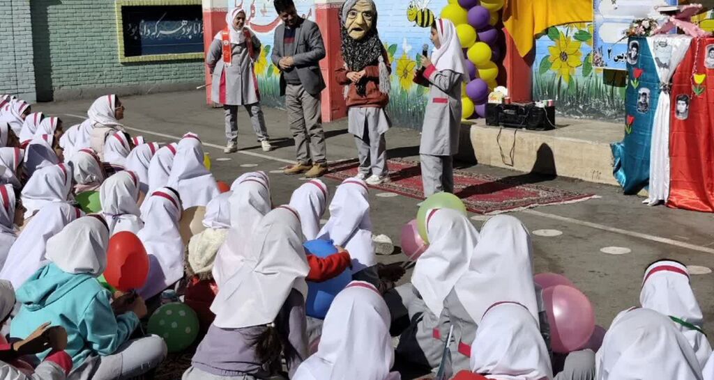 1366404-1 «پیک امید» کانون، شادی را به مدرسه پردیس سنقر برد