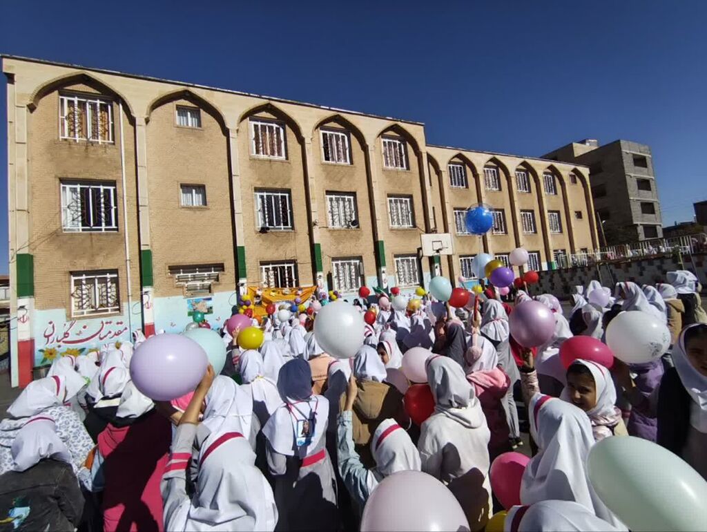1366405-1 «پیک امید» کانون، شادی را به مدرسه پردیس سنقر برد