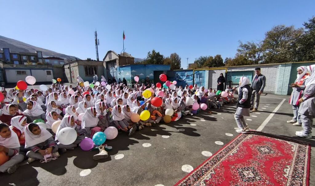 1366406-1 «پیک امید» کانون، شادی را به مدرسه پردیس سنقر برد