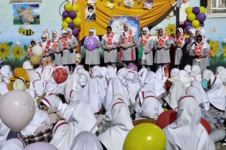 «پیک امید» کانون، شادی را به مدرسه پردیس سنقر برد