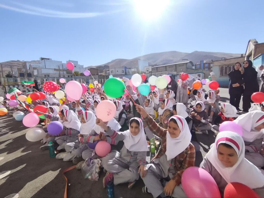 1366408-1 «پیک امید» کانون، شادی را به مدرسه پردیس سنقر برد