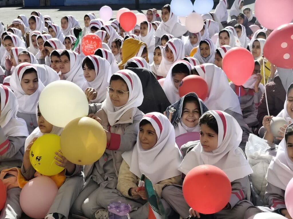 1366409-1 «پیک امید» کانون، شادی را به مدرسه پردیس سنقر برد