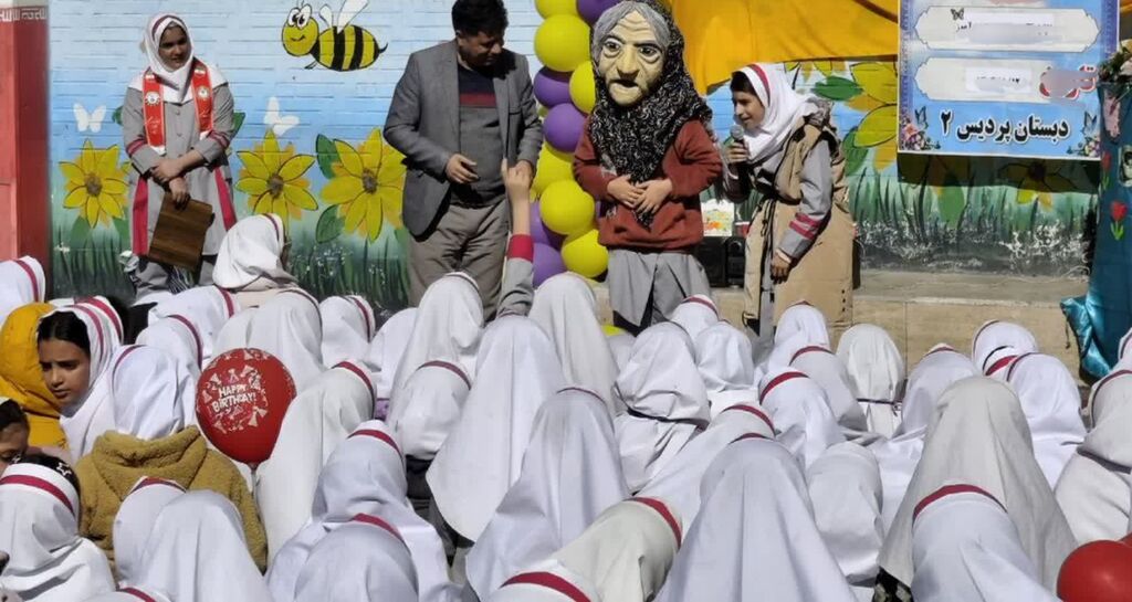 1366410-1 «پیک امید» کانون، شادی را به مدرسه پردیس سنقر برد