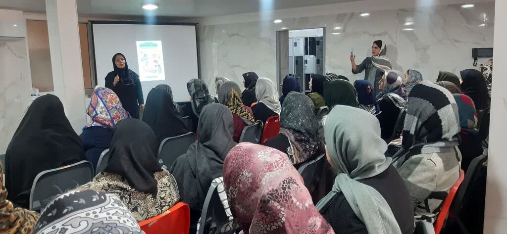 1366719-1 کانون همدان قصهگویی را به خانه سالمندان برد