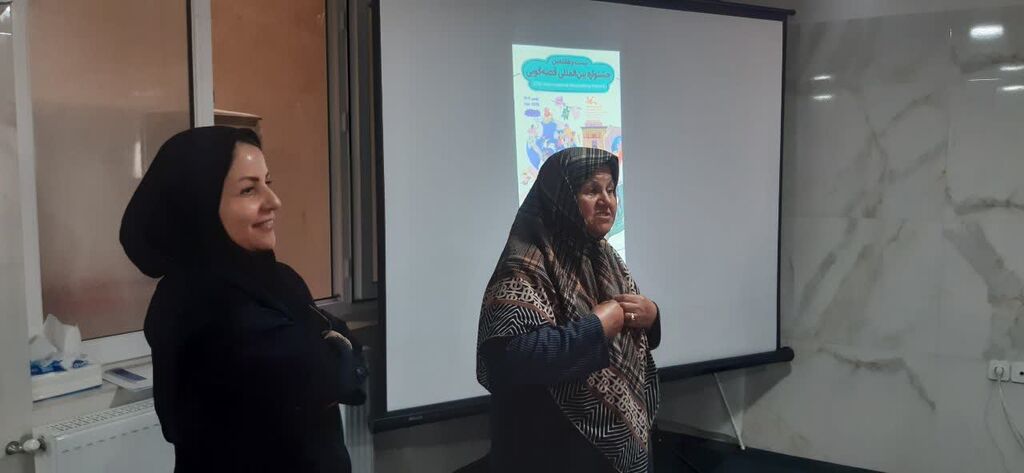 1366721-1 کانون همدان قصهگویی را به خانه سالمندان برد