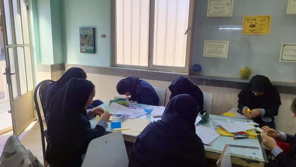 1366740-1 کارسوق «دنیای شگفتانگیز کاغذ» در گرمسار؛ تمرینی برای پرورش ذهن خلاق و چندبعدی نوجوانان