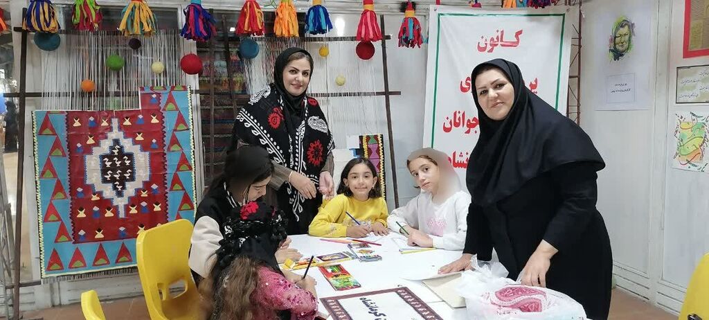 1366770-1 غرفه کانون کرمانشاه در نمایشگاه سراسری صنایع دستی و هنرهای سنتی استان