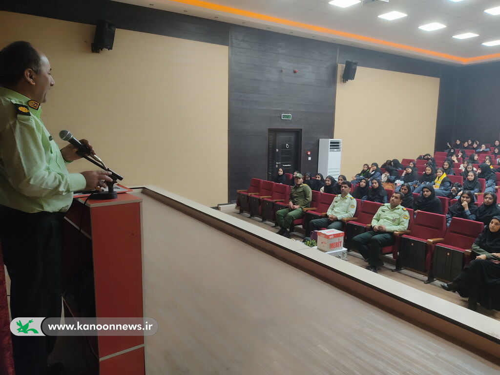 1366866-1 برگزاری کارگاه آموزشی آسیبهای اجتماعی وفضای مجازی درمرکز گناوه