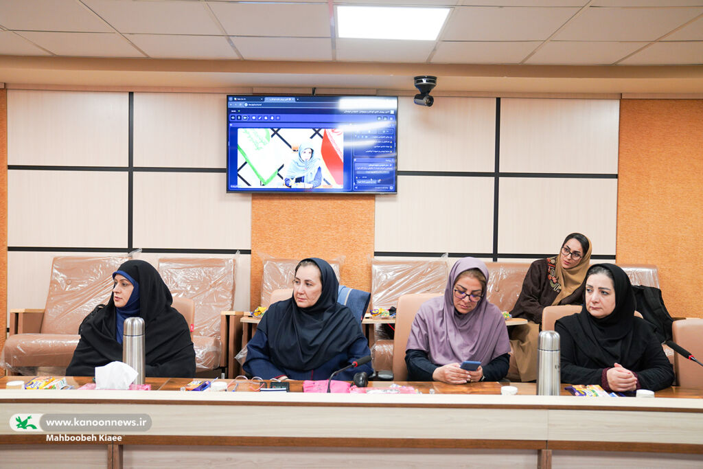 1366875 شادی را با عشق و صبر به کودکان منتقل کنیم