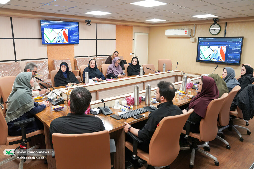 1366877 شادی را با عشق و صبر به کودکان منتقل کنیم