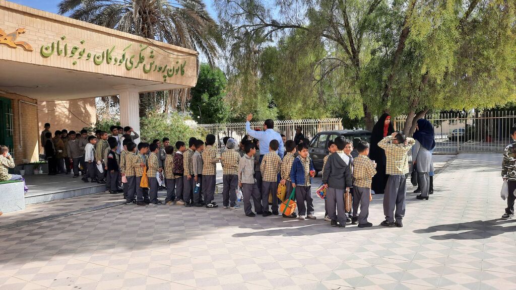 1366978-1 کودکان لارستانی در جشن نوخوانها، با کتاب و قصه همصدا شدند