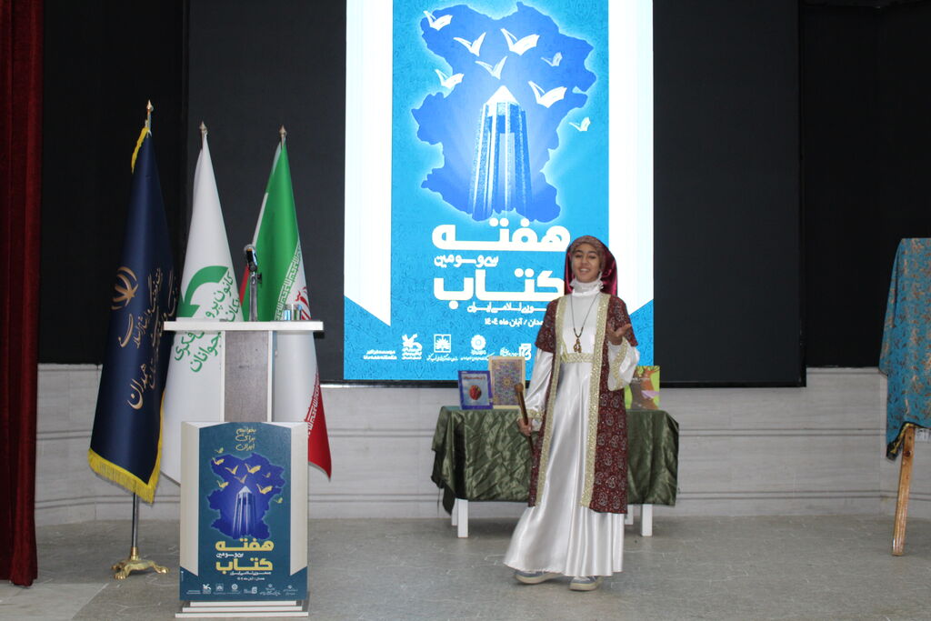 1367170-1 برگزار آیین رونمایی «آسمان به فکر صلح» غلامرضا بکتاش در کانون همدان