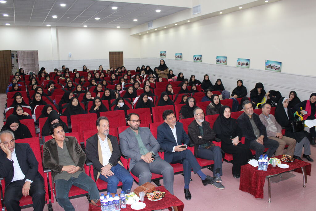 1367171-1 برگزار آیین رونمایی «آسمان به فکر صلح» غلامرضا بکتاش در کانون همدان