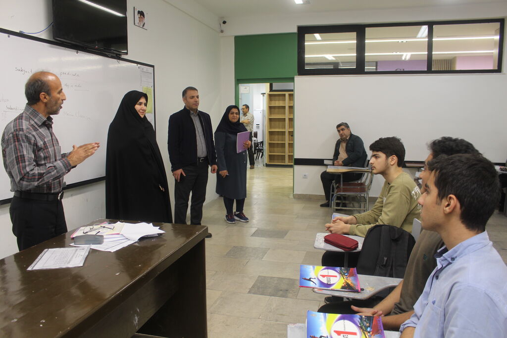 1367251-1 بازدید مدیرکل کانون پرورش فکری آذربایجان شرقی از مرکز شماره ۴ کانون زبان تبریز«ولیعصر» و نشست صمیمی با مدرسان