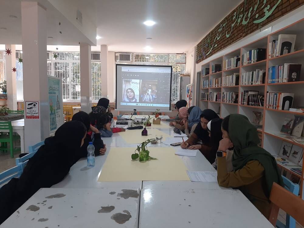 1367723-1 پنجمین نشست استانی «دو پنجره» با نقد کتاب «۱۰ راز آشواریا» برگزار شد