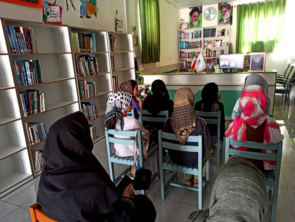 1367727-2 پنجمین نشست استانی «دو پنجره» با نقد کتاب «۱۰ راز آشواریا» برگزار شد