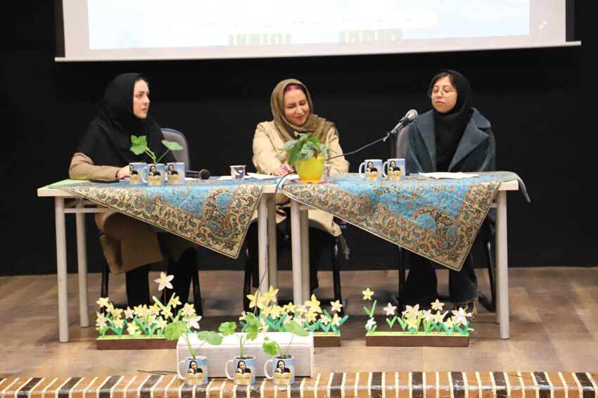 نشست ادبی «دو پنجره» با بررسی و نقد کتاب «آسمان از همیشه آسمان‌تر است» در کانون استان اردبیل برگزار شد