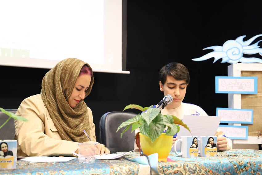 نشست ادبی «دو پنجره» با بررسی و نقد کتاب «آسمان از همیشه آسمان‌تر است» در کانون استان اردبیل برگزار شد