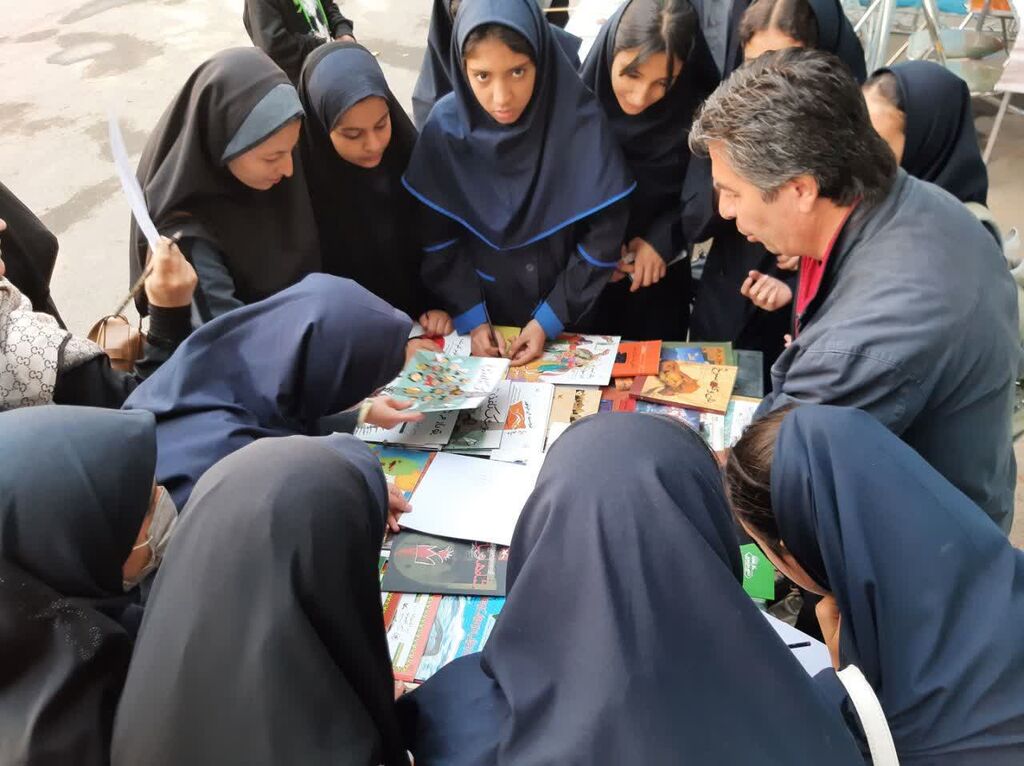 1367962-1 کانون پرورش فکری کودکان و نوجوانان استان البرز به پیشواز هفته کتاب و کتابخوانی رفت