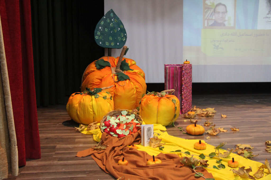 1368062-1 نشست ادبی دوپنجره با حضور اسماعیل اله دادی