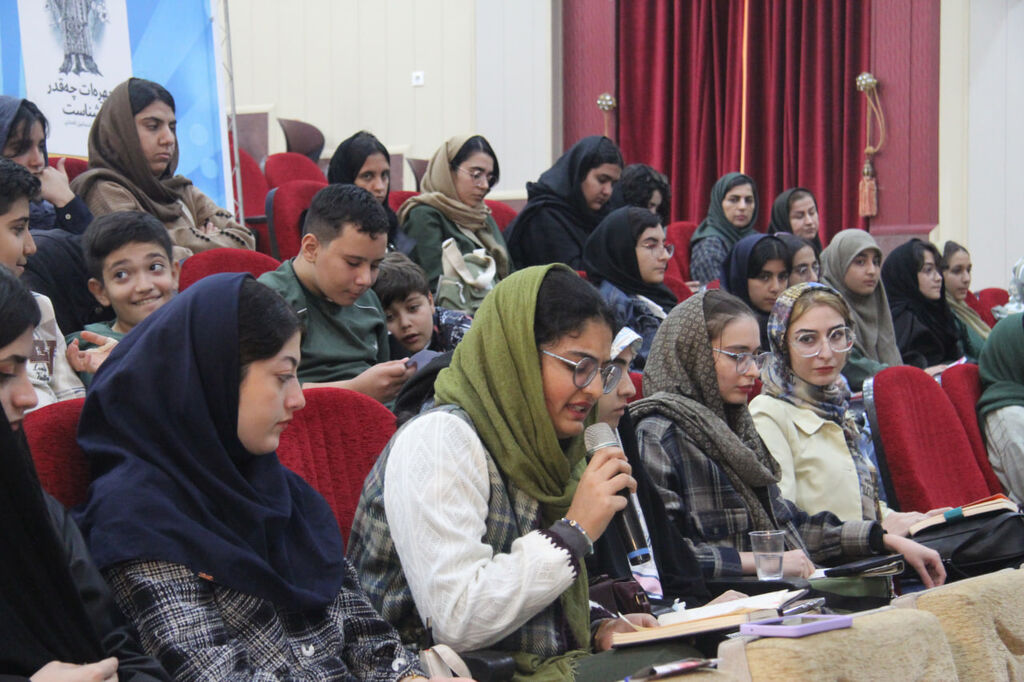 1368064-1 نشست ادبی دوپنجره با حضور اسماعیل اله دادی