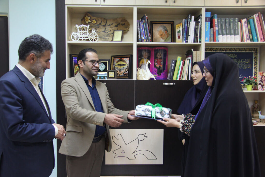 1368066-1 نشست ادبی دوپنجره با حضور اسماعیل اله دادی