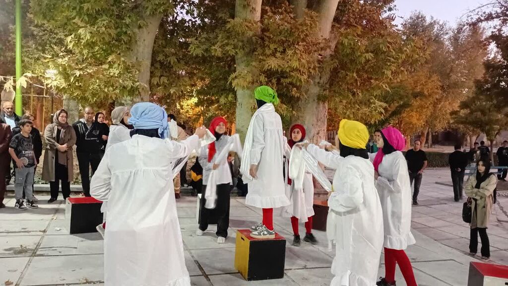 1368106-1 درخشش هنرمندان کانون همدان در جشنواره تئاتر بسیج «سوادیِ عشق»،