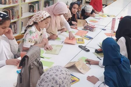 تلفیق معرفی کتاب با هنرهای کلاژ، سفالگری و کاردستی در مرکز ۲ نیشابور