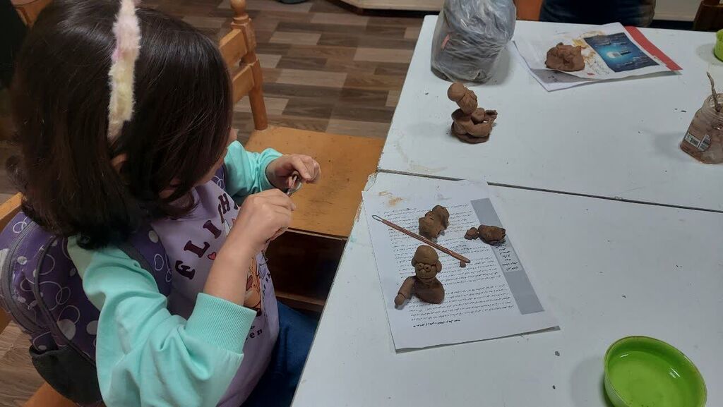 1368126-1 تلفیق معرفی کتاب با هنرهای کلاژ، سفالگری و کاردستی در مرکز ۲ نیشابور