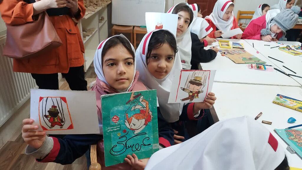 1368127-1 تلفیق معرفی کتاب با هنرهای کلاژ، سفالگری و کاردستی در مرکز ۲ نیشابور