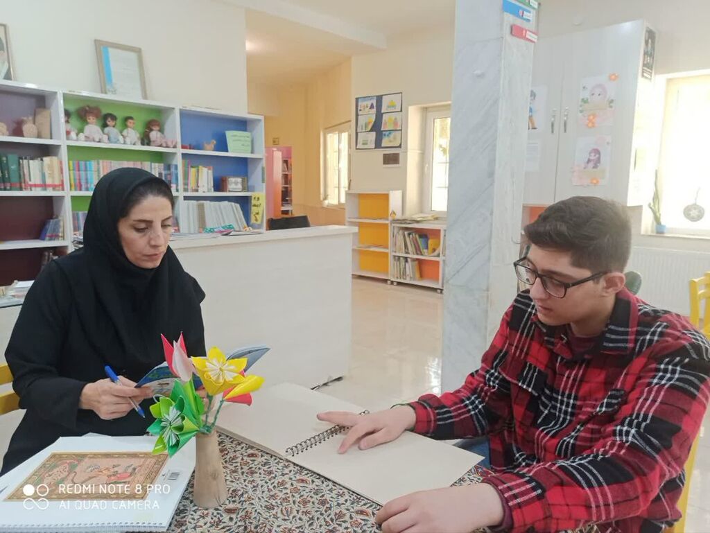 1368134-1 باشگاه کتابخوانی فراگیر کانون همدان مسیری برای شکوفایی کودکان با نیازهای ویژه