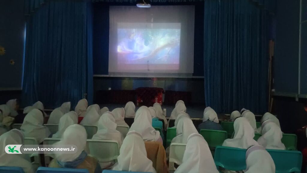 بازدید دانش‌آموزان کامیارانی از مرکز کانون پرورش فکری کودکان و نوجوانان این شهر