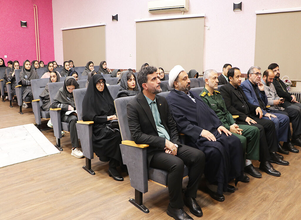 1368307-1 آیینرونمایی از ۶ عنوان کتاب دفاع مقدس در رشت برگزارشد