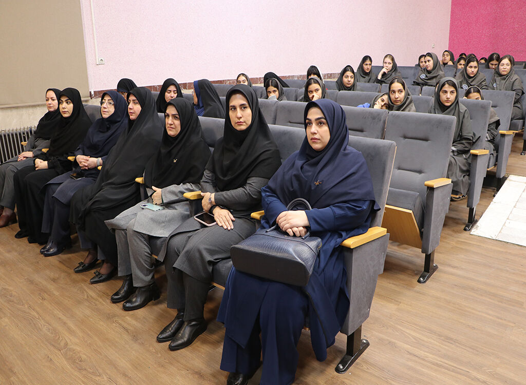 1368308-1 آیینرونمایی از ۶ عنوان کتاب دفاع مقدس در رشت برگزارشد