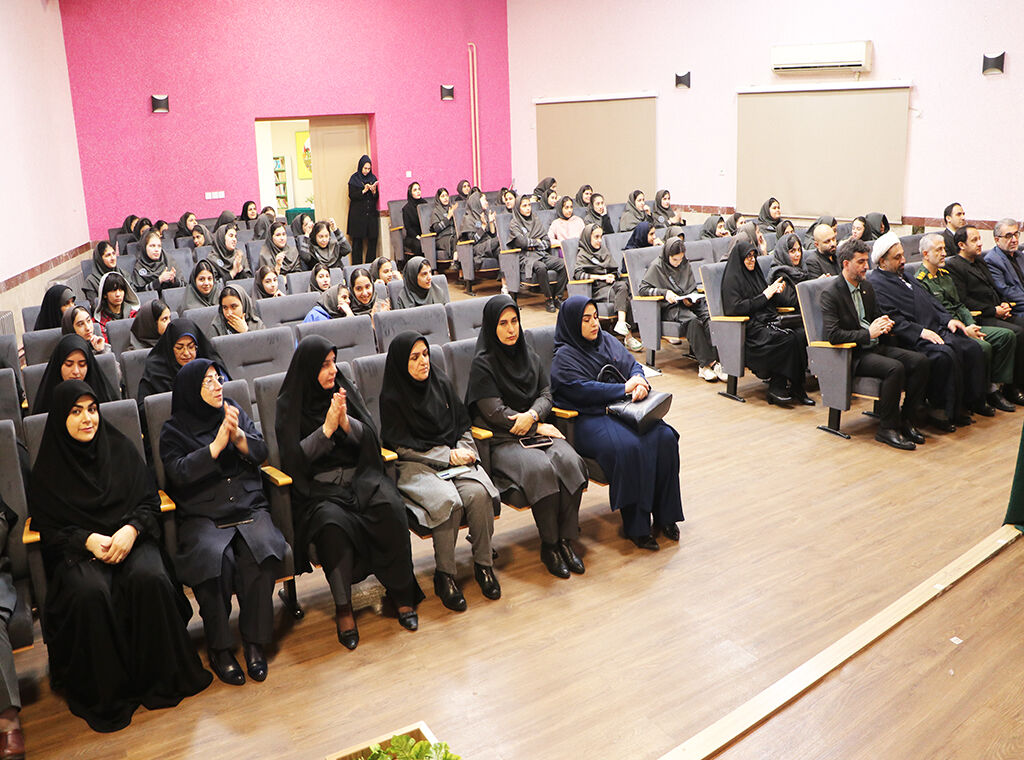 آیین‌رونمایی از ۶ عنوان کتاب دفاع مقدس در رشت برگزارشد