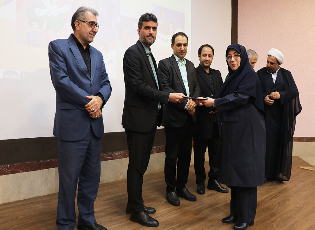 1368316-1 آیینرونمایی از ۶ عنوان کتاب دفاع مقدس در رشت برگزارشد