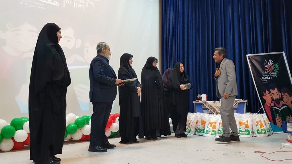 1368374-1 آیین تجلیل از اعضای کتابخوان کانون کرمانشاه برگزار شد