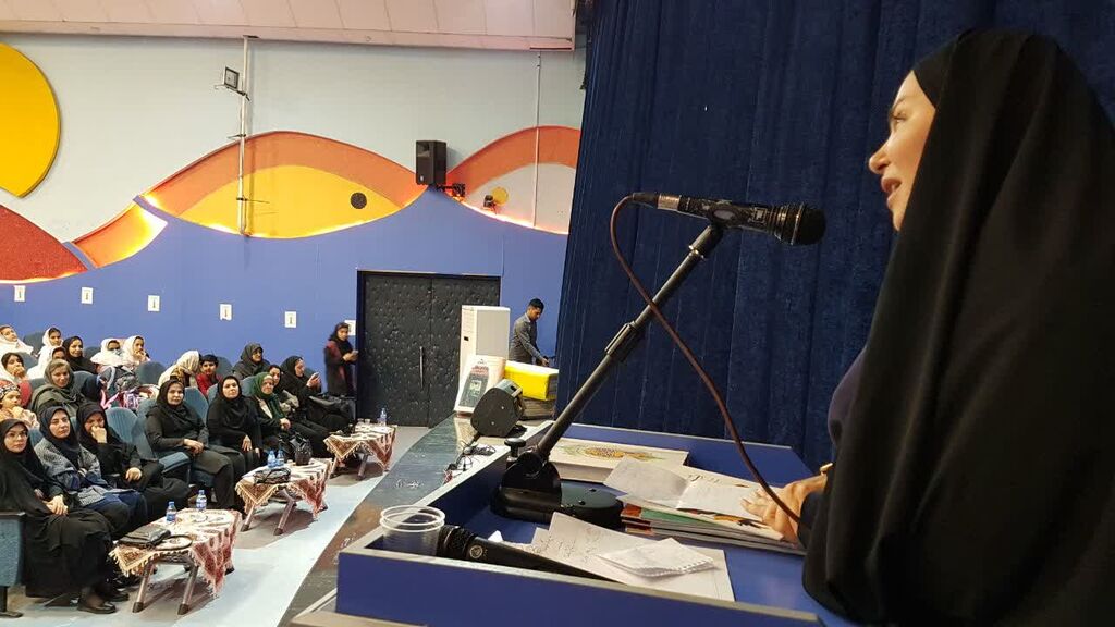 1368387-1 آیین تجلیل از اعضای کتابخوان کانون کرمانشاه برگزار شد