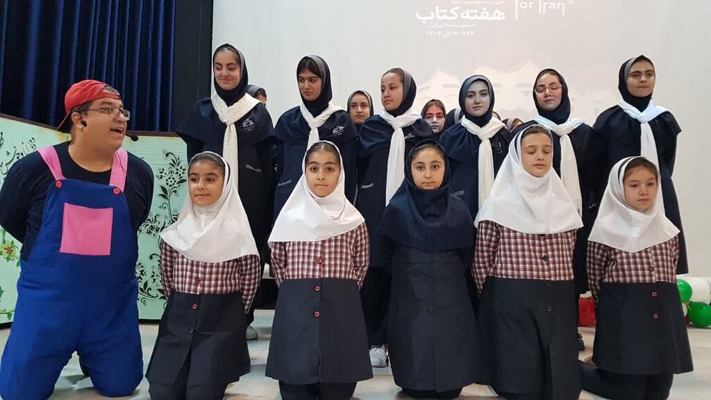 1368393-1 آیین تجلیل از اعضای کتابخوان کانون کرمانشاه برگزار شد