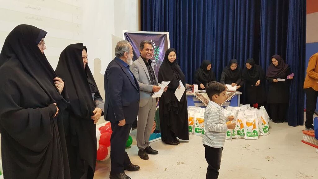 1368421-1 آیین تجلیل از اعضای کتابخوان کانون کرمانشاه برگزار شد