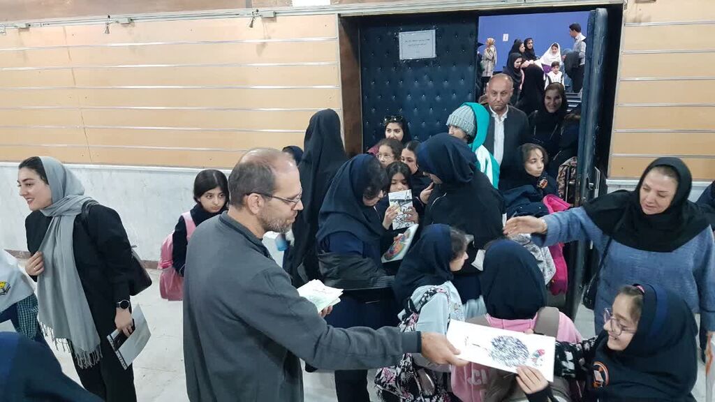 1368424-1 آیین تجلیل از اعضای کتابخوان کانون کرمانشاه برگزار شد